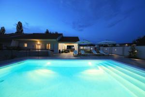 Bazén v ubytování Holiday House Tamaris nebo v jeho okolí