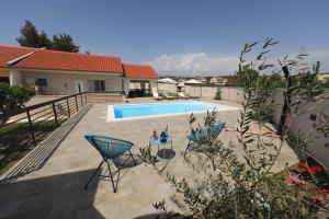 Bazén v ubytování Holiday House Tamaris nebo v jeho okolí