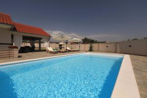 Bazén v ubytování Holiday House Tamaris nebo v jeho okolí