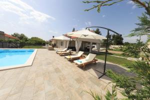 Bazén v ubytování Holiday House Tamaris nebo v jeho okolí