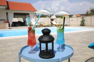Bazén v ubytování Holiday House Tamaris nebo v jeho okolí