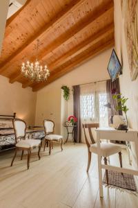 a living room with wooden ceilings and a chandelier at B&B ARMONIE DI CAMPAGNA in Galliera Veneta