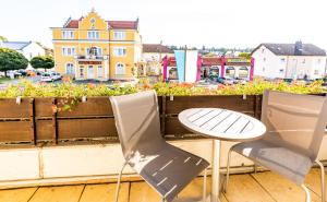 - Balcón con mesa y 2 sillas y vistas a la ciudad en Gasthof Pension Post, en Denkendorf