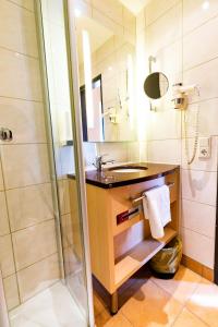 a bathroom with a sink and a shower at Gasthof Pension Post in Denkendorf