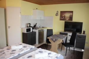 Kuchyňa alebo kuchynka v ubytovaní Fox Apartmanok
