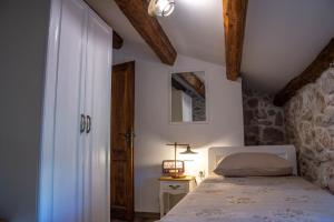 En eller flere senge i et værelse på Traditional Stone House St.Anton + 25 billeder