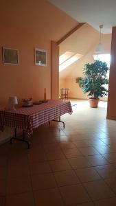 een kamer met een tafel met een geruite tafelkleed erop bij Ostoja Jurajska in Hucisko