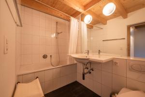 Koupelna v ubytování Chalet Roossi 2 + 22 fotografií
