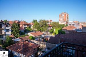 - une vue sur une ville avec des maisons et des bâtiments dans l'établissement Perla Lux Apartments, à Aranđelovac