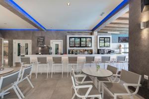 Argiri Resort Hotel & Apartments tesisinde bir restoran veya yemek mekanı