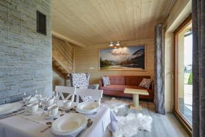 克魯斯克奇的住宿－Domki CHRYCA，一间带桌子和沙发的用餐室