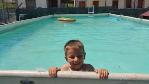 un niño está en una piscina en La Gallina, en Artogne