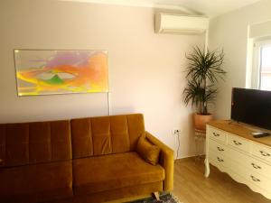 a living room with a couch and a television at Allegria in Umag
