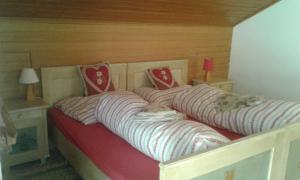 Chalet Catton Two Bedroom Appartement near Bad Kleinkirchheim客房内的一张或多张床位