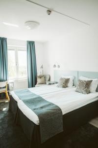 Llit o llits en una habitació de Best Western Valhall Park Hotell
