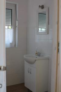 Un baño blanco con lavabo y bañera. en Domek w Białej - Bławatek, en Marcinowice 15 fotos más
