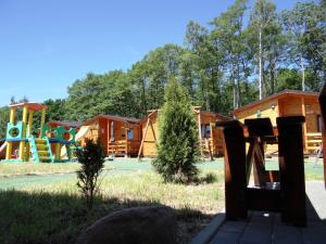 Zona de joacă pentru copii de la Domki letniskowe Wikar +44 fotografii