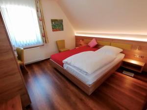 Postel nebo postele na pokoji v ubytování Hotel-Gasthaus zur Eiche
