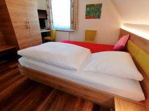 Postel nebo postele na pokoji v ubytování Hotel-Gasthaus zur Eiche