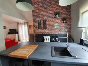 una cucina con un lavello e un muro di mattoni di Apartment Marta a Pag