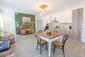a living room with a table and chairs and a kitchen at B&B ARMONIE DI CAMPAGNA in Galliera Veneta