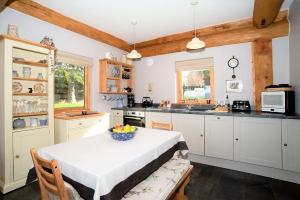 Кухня или кухненски бокс в Rowanlea Lodge With Hot Tub