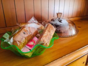 une table avec un récipient de pain et un récipient en verre de neige dans l'établissement Sa Mama e Su Sole, à Alghero