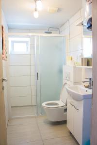 łazienka z toaletą i umywalką w obiekcie Apartment Verica in Duće - 20 Meters From The Beach w mieście Dugi Rat