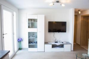 salon z telewizorem na białej ścianie w obiekcie Apartment Verica in Duće - 20 Meters From The Beach w mieście Dugi Rat