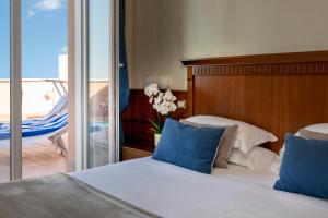 Postel nebo postele na pokoji v ubytování Hotel Bellevue