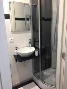 
A bathroom at 2 Sides
