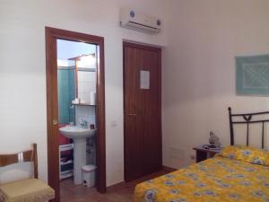 A bed or beds in a room at Canne Al Vento