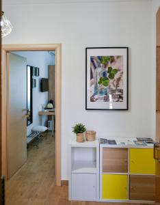 una camera con scrivania e una foto appesa al muro di B&B Portafortuna Lucky charm a Salerno