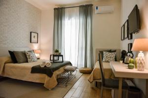 una camera da letto con un letto e una scrivania in una stanza di B&B Portafortuna Lucky charm a Salerno