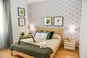 una camera da letto con un letto con due cuscini sopra di B&B Portafortuna Lucky charm a Salerno