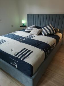 uma cama com um cobertor azul e branco em Jakov em Sveti Filip i Jakov