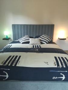 uma cama grande num quarto com 2 candeeiros em Jakov em Sveti Filip i Jakov