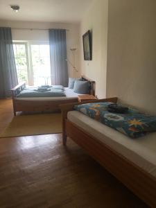 1 Schlafzimmer mit 2 Betten und einem Fenster in der Unterkunft Apartment am Friedrich Ebert Park mit über 100qm Wohnfläche in Hamm