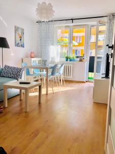 un soggiorno con tavolo e divano di Legnica Apartament 36m2 Delux 3 a Legnica