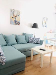 un soggiorno con divano blu e tavolo di Legnica Apartament 36m2 Delux 3 a Legnica