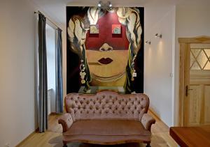 kanapa w pokoju z dużym obrazem na ścianie w obiekcie Dali Aparthotel w Koszalinie