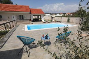 Bazén v ubytování Holiday House Tamaris nebo v jeho okolí