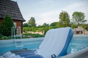 een glijbaan in een zwembad met een huis bij Chata w Mirowie in Mirów