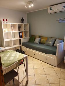 Un dormitorio con una cama y una mesa en una habitación. en North to South apartments, en Izola