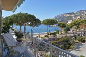 balkon z widokiem na ocean w obiekcie Hotel Pensione Reale w mieście Maiori