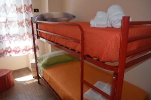 ein paar Etagenbetten in einem Zimmer in der Unterkunft Affitto breve Casa Taormina in Palermo