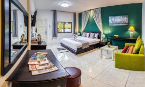 1 dormitorio con cama y pared verde en Coconut Resort Hotel en Patong