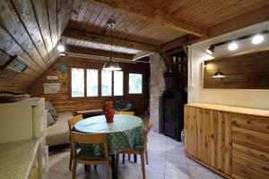 a kitchen and dining room with a table and chairs at Erdő Kapitánya Vendégház in Tata
