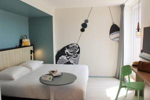 Postel nebo postele na pokoji v ubytování ibis Styles Arcachon Gujan Mestras