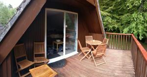 een terras met stoelen en een tafel in een cabine bij 12 Valley Lodge in Gunnislake